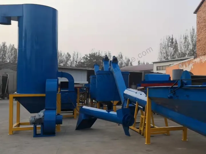 Vertical plastic dryer in the recycling line