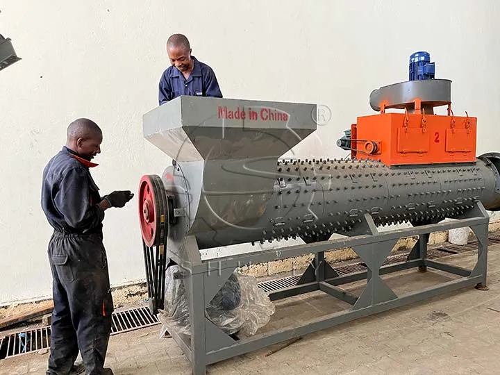 Machine à enlever les étiquettes des bouteilles en PET