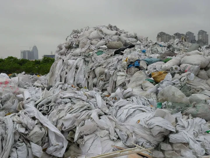 desperdiciar plásticos para ser reciclados